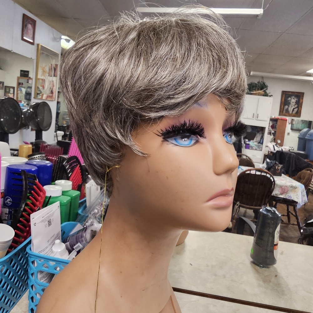 Beautiful wig - Picture 3 of 3